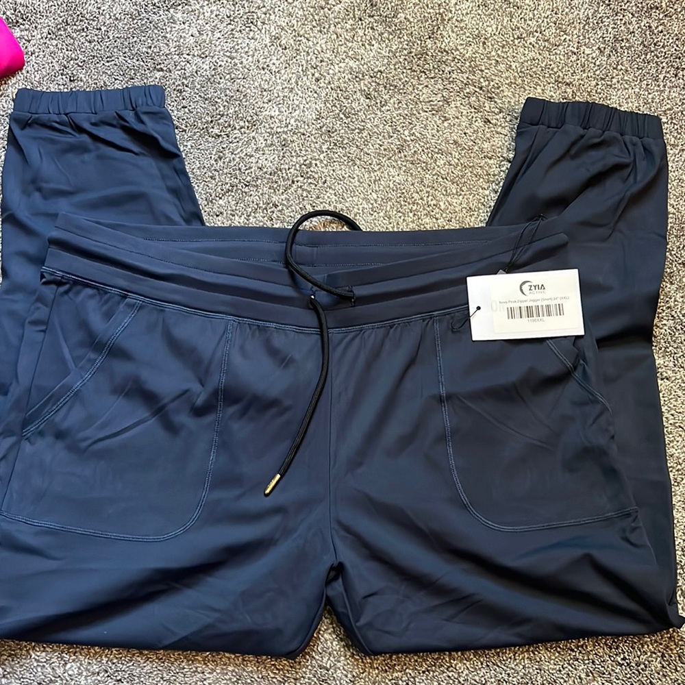 Zyia Navy peak zipper jogger (short)
